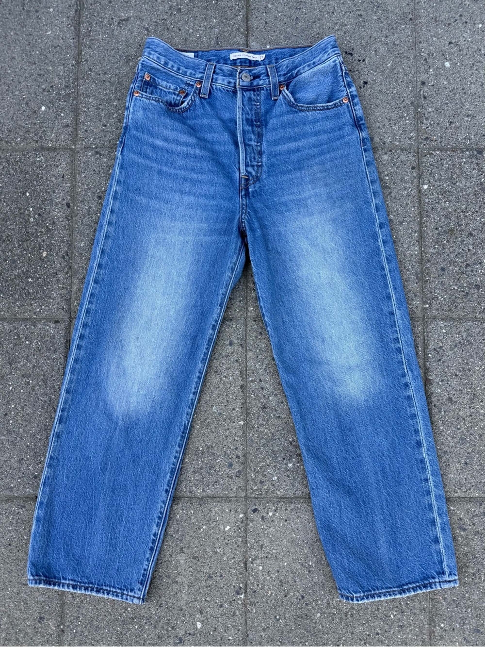 Levi's Women's Ribcage Straight Ankle Jean in a Classic Blue Wash • Sz 27x27